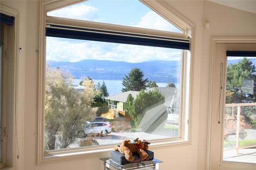 307 Sandpiper Court, Kelowna, BC - Indoor Photo Showing Other Room