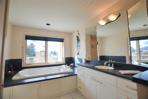 307 Sandpiper Court, Kelowna, BC - Indoor Photo Showing Bathroom