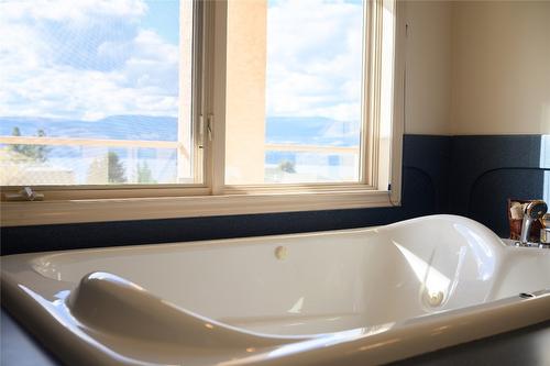 307 Sandpiper Court, Kelowna, BC - Indoor Photo Showing Bathroom