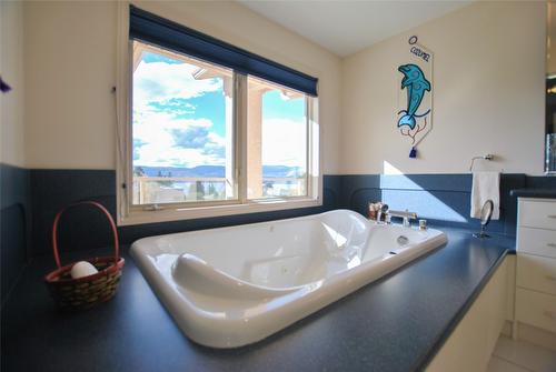 307 Sandpiper Court, Kelowna, BC - Indoor Photo Showing Bathroom