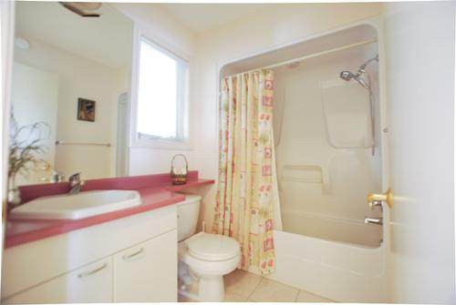 307 Sandpiper Court, Kelowna, BC - Indoor Photo Showing Bathroom