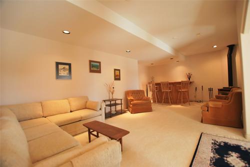 307 Sandpiper Court, Kelowna, BC - Indoor Photo Showing Living Room