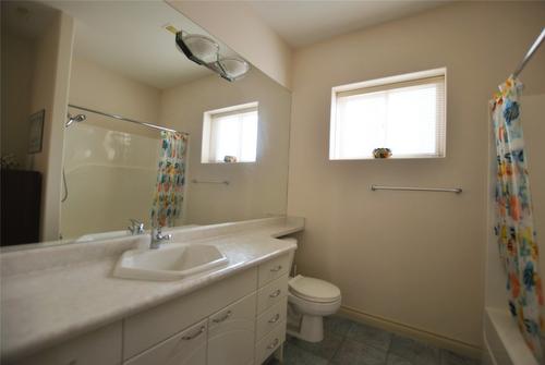 307 Sandpiper Court, Kelowna, BC - Indoor Photo Showing Bathroom