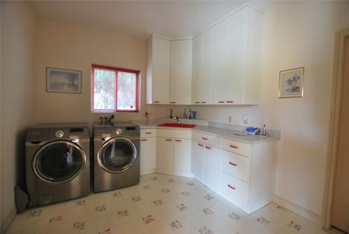 307 Sandpiper Court, Kelowna, BC - Indoor Photo Showing Laundry Room