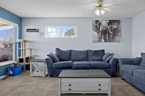 27-303 Regent Avenue, Enderby, BC - Indoor Photo Showing Living Room