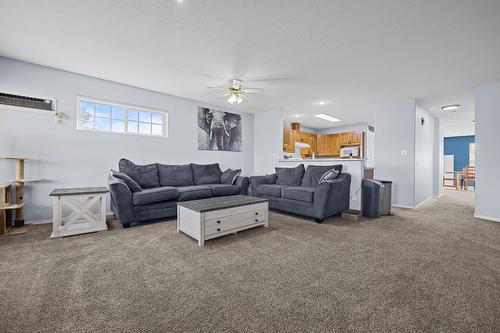 27-303 Regent Avenue, Enderby, BC - Indoor Photo Showing Living Room