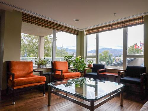 1301-75 Martin Street, Penticton, BC - Indoor Photo Showing Living Room