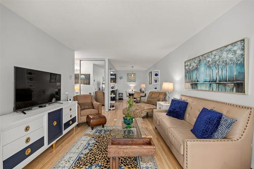 318-575 Sutherland Avenue, Kelowna, BC - Indoor Photo Showing Living Room