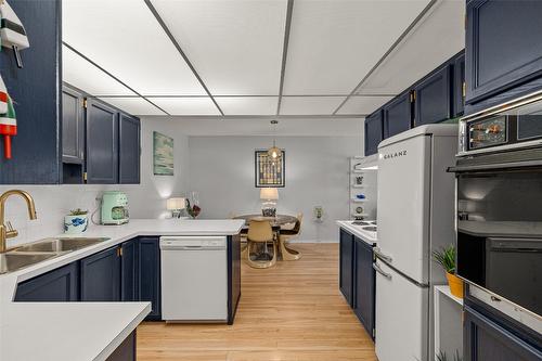 318-575 Sutherland Avenue, Kelowna, BC - Indoor Photo Showing Kitchen With Double Sink With Upgraded Kitchen