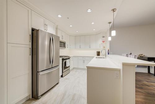 311-3865 Truswell Road, Kelowna, BC - Indoor Photo Showing Kitchen With Upgraded Kitchen