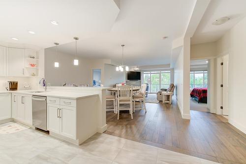 311-3865 Truswell Road, Kelowna, BC - Indoor Photo Showing Kitchen