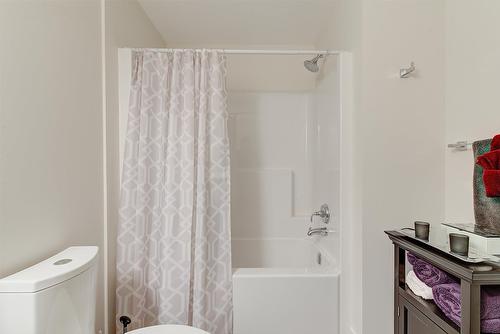 311-3865 Truswell Road, Kelowna, BC - Indoor Photo Showing Bathroom