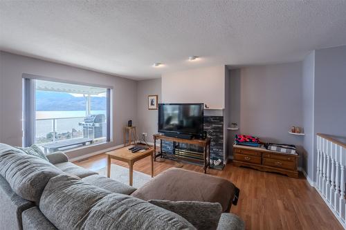 5247 Sutherland Road, Peachland, BC - Indoor Photo Showing Living Room