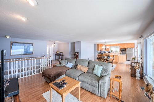 5247 Sutherland Road, Peachland, BC - Indoor Photo Showing Living Room