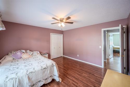 5247 Sutherland Road, Peachland, BC - Indoor Photo Showing Bedroom