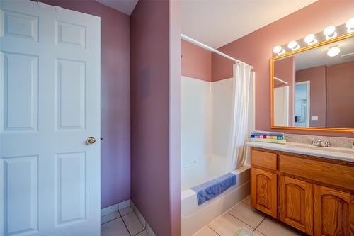 5247 Sutherland Road, Peachland, BC - Indoor Photo Showing Bathroom