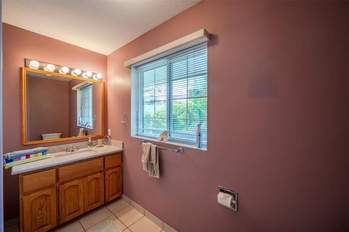 5247 Sutherland Road, Peachland, BC - Indoor Photo Showing Bathroom