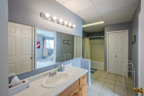 5247 Sutherland Road, Peachland, BC - Indoor Photo Showing Bathroom