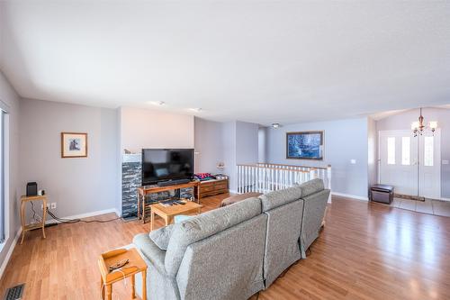 5247 Sutherland Road, Peachland, BC - Indoor Photo Showing Living Room