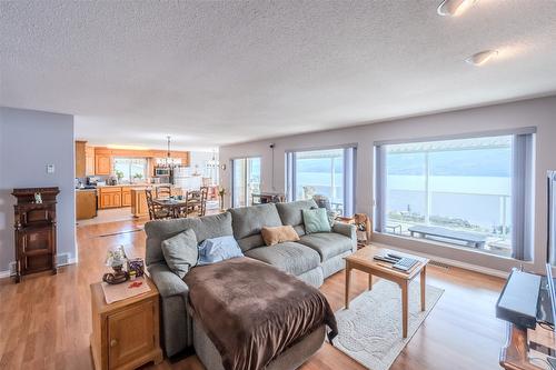 5247 Sutherland Road, Peachland, BC - Indoor Photo Showing Living Room