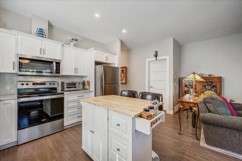 3407 Ironwood Drive, West Kelowna, BC - Indoor Photo Showing Kitchen