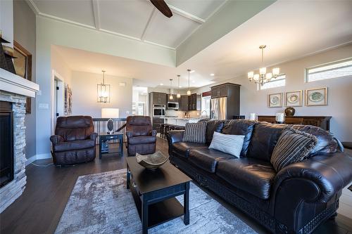 34-2444 York Avenue, Armstrong, BC - Indoor Photo Showing Living Room With Fireplace