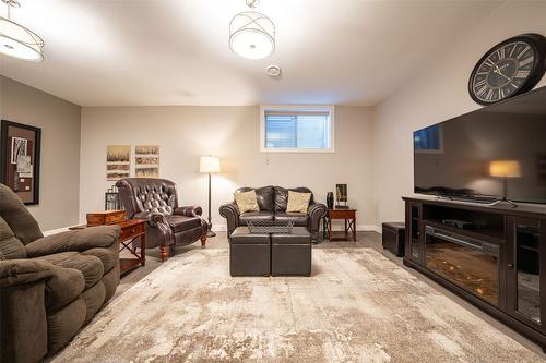 34-2444 York Avenue, Armstrong, BC - Indoor Photo Showing Living Room