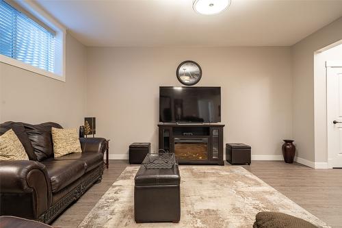 34-2444 York Avenue, Armstrong, BC - Indoor Photo Showing Living Room