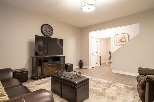 34-2444 York Avenue, Armstrong, BC - Indoor Photo Showing Living Room