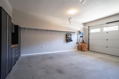 34-2444 York Avenue, Armstrong, BC - Indoor Photo Showing Garage