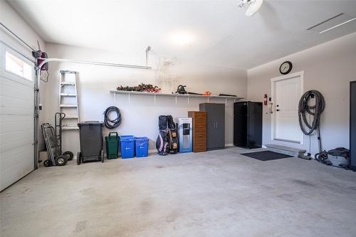 34-2444 York Avenue, Armstrong, BC - Indoor Photo Showing Garage