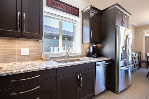 34-2444 York Avenue, Armstrong, BC - Indoor Photo Showing Kitchen With Double Sink With Upgraded Kitchen