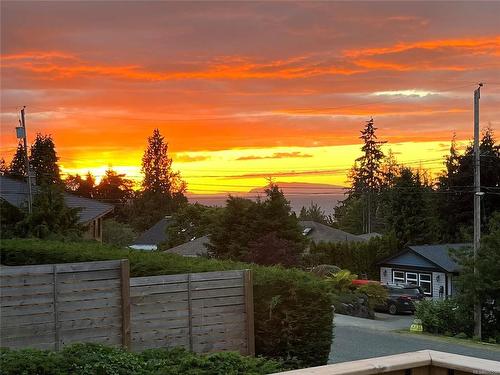 1074 Centre Cres, Qualicum Beach, BC 