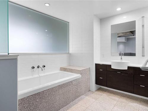 429-770 Fisgard St, Victoria, BC - Indoor Photo Showing Bathroom