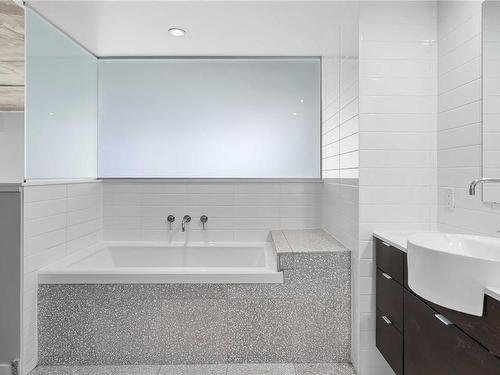 429-770 Fisgard St, Victoria, BC - Indoor Photo Showing Bathroom