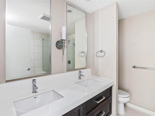 401-999 Burdett Ave, Victoria, BC - Indoor Photo Showing Bathroom