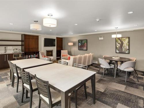 401-999 Burdett Ave, Victoria, BC - Indoor Photo Showing Dining Room