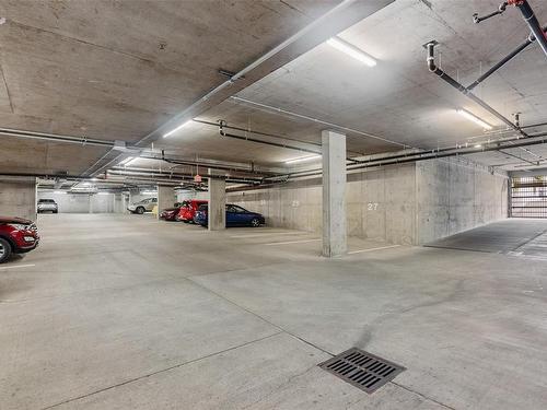 401-999 Burdett Ave, Victoria, BC - Indoor Photo Showing Garage