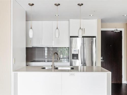 401-999 Burdett Ave, Victoria, BC - Indoor Photo Showing Kitchen With Double Sink With Upgraded Kitchen