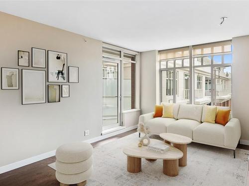 401-999 Burdett Ave, Victoria, BC - Indoor Photo Showing Living Room