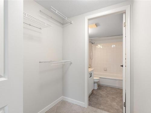 201-1039 Caledonia Ave, Victoria, BC - Indoor Photo Showing Bathroom