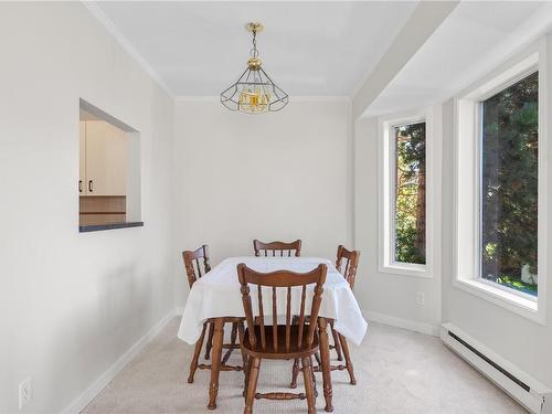 201-1039 Caledonia Ave, Victoria, BC - Indoor Photo Showing Dining Room