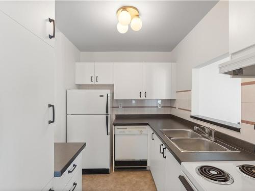 201-1039 Caledonia Ave, Victoria, BC - Indoor Photo Showing Kitchen With Double Sink