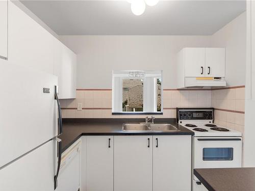 201-1039 Caledonia Ave, Victoria, BC - Indoor Photo Showing Kitchen With Double Sink