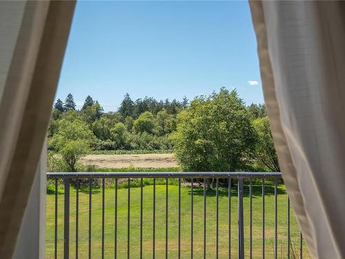 4220 Blenkinsop Rd, Saanich, BC 