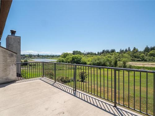 4220 Blenkinsop Rd, Saanich, BC 