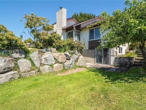 4220 Blenkinsop Rd, Saanich, BC 