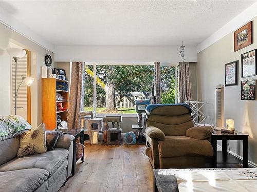 101-636 Granderson Rd, Langford, BC - Indoor Photo Showing Living Room