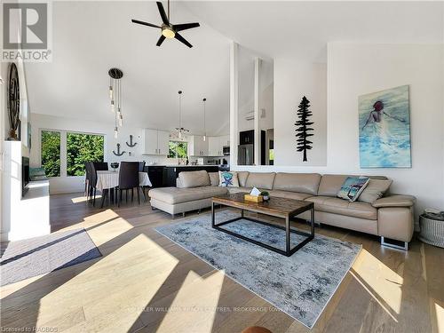 535 Bay Street, South Bruce Peninsula, ON - Indoor Photo Showing Living Room