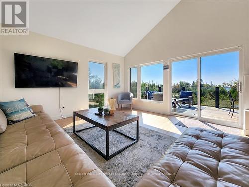 535 Bay Street, South Bruce Peninsula, ON - Indoor Photo Showing Living Room